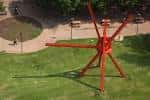Vista aérea de la escultura Clock Knot en un parque con césped y senderos