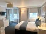 Habitación estándar con cama doble y vista al mar