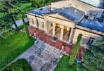 Vista aérea del edificio del teatro rodeado de jardines verdes