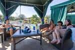 Familia relajándose en una cabaña privada junto a la piscina
