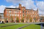 Fachada moderna del campus de Chetham's School of Music en Manchester con amplias zonas verdes