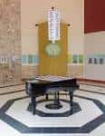 Interior del hall principal con piano y decoración artística