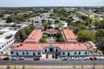 Vista aérea del edificio principal del CEPHCIS con su característica arquitectura colonial y techos rojos