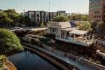 Vista exterior de Otto's Ice House junto al río en San Antonio