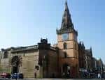 Vista exterior del Tron Theatre en Glasgow con su característica torre y reloj