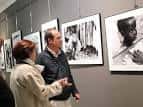Pareja contemplando obras fotográficas enmarcadas en la sala