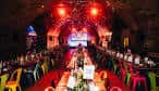 Sala principal de Platform Glasgow decorada con luces rojas y mesa larga central para banquete