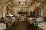 Sala de eventos decorada con mesas y sillas para una celebración
