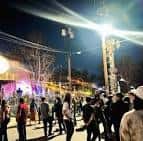 Evento nocturno con público asistiendo al First Friday Art Walk