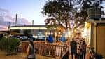 Vista exterior del Cherrity Bar al atardecer con ambiente acogedor