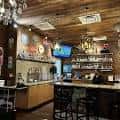 Interior del bar con barra de madera y decoración rústica