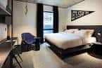 Habitación de hotel con decoración contemporánea y vista a la ciudad