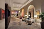 Lujoso vestíbulo del Fairmont Dallas con decoración elegante y sofás