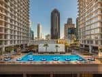 Vista panorámica de la piscina en la azotea con el skyline de Dallas al fondo
