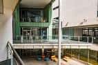 Espacio interior moderno con escaleras y zonas de descanso