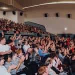 Público asistiendo a una proyección o evento en el teatro