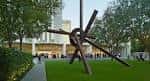 Escultura moderna en el jardín exterior del Nasher Sculpture Center