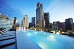 Piscina en la azotea con vistas panorámicas al centro de Dallas al atardecer