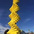 Escultura amarilla de diseño moderno en el Denver Design District