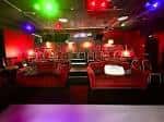 Sala de eventos con iluminación de colores y mobiliario moderno
