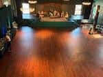 Suelo de madera pulida del salón de baile, listo para eventos