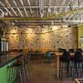 Espacio interior con pared decorativa y mesas para eventos