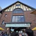 Fachada exterior de Cerebral Brewing en Denver con gente congregada
