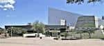 Vista exterior del Arizona Science Center con su arquitectura moderna y fachada distintiva