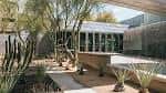 Vista exterior del Phoenix Art Museum con jardines de cactus y arquitectura moderna