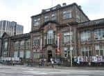 Vista exterior del edificio de Summerhall con su arquitectura histórica y detalles ornamentales