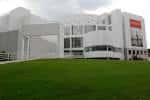 Vista exterior del High Museum of Art con su distintiva arquitectura moderna y fachada blanca