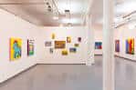 Galería de arte con obras expuestas en las paredes durante el evento GlasgowInternational