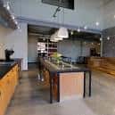 Interior del centro de formación con barra de café y zona de trabajo