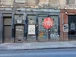 Vista exterior del local Sneaky Pete's en la calle de Edimburgo