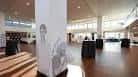 Interior espacioso con columnas decorativas y mobiliario para eventos