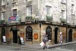 Fachada del pub Bannerman's en Edimburgo, mostrando entrada principal y detalles arquitectónicos escoceses