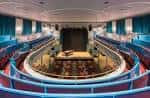 Vista panorámica del interior del auditorio con butacas rojas y balcones azules