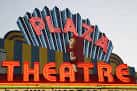 Letrero luminoso del Plaza Theatre con estilo art deco
