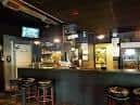 Interior del bar Blackwater con barra y taburetes