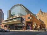 Vista exterior del Kimmel Center con su característica cúpula de vidrio y fachada de ladrillo