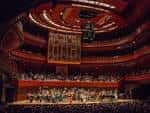 Interior del Perelman Theater durante un concierto con orquesta en escena