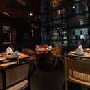 Interior del restaurante Glam Root con mesas dispuestas y ambiente acogedor