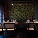 Sala de comedor con decoración de pared texturizada y iluminación tenue