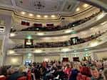 Interior del Usher Hall con público en las gradas durante un evento