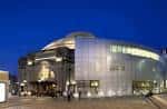 Fachada exterior del Usher Hall iluminado al atardecer