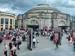 Vista general de la plaza frente al Usher Hall con visitantes