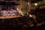 Escenario del Usher Hall con orquesta y platea oscura