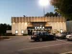 Fachada exterior del Tara Theatre en Atlanta al atardecer