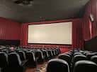 Interior del auditorio con butacas y pantalla de cine