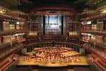 Vista panorámica del interior del Symphony Hall con orquesta en escena